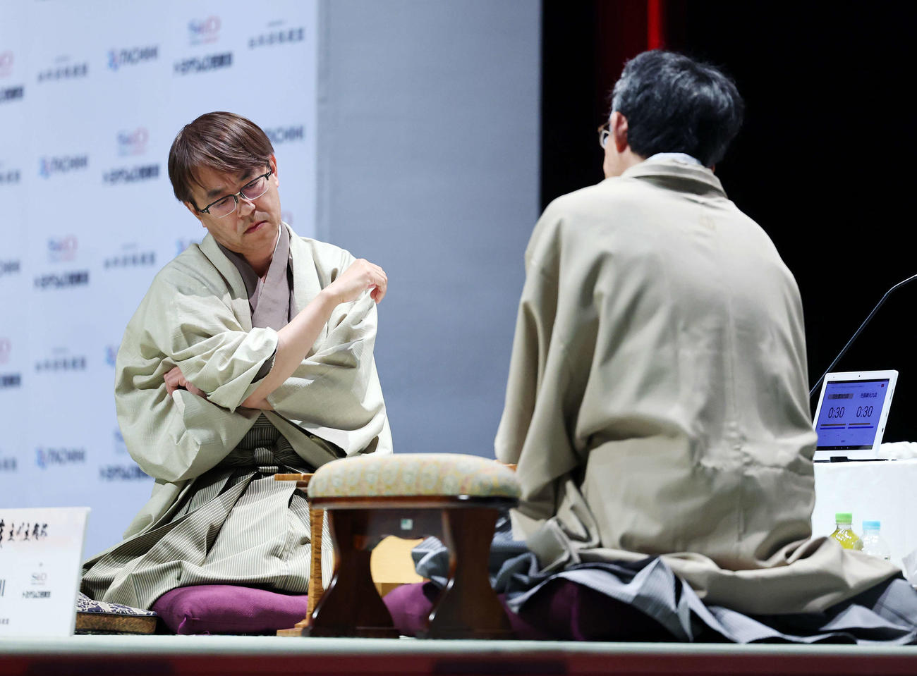 準決勝に臨む羽生九段（左）（撮影・鈴木正人）