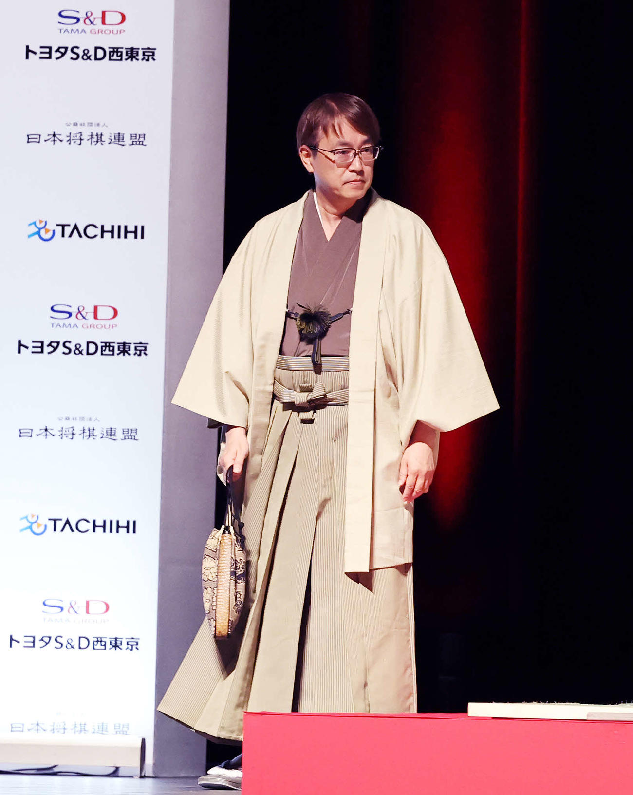 準決勝の対局に向かう羽生九段（撮影・鈴木正人）