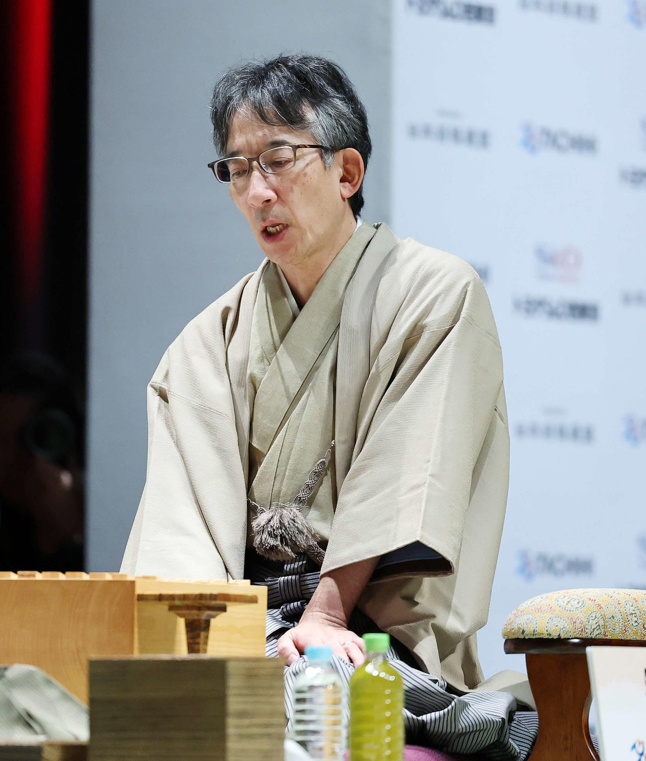 準決勝に臨む佐藤九段（撮影・鈴木正人）