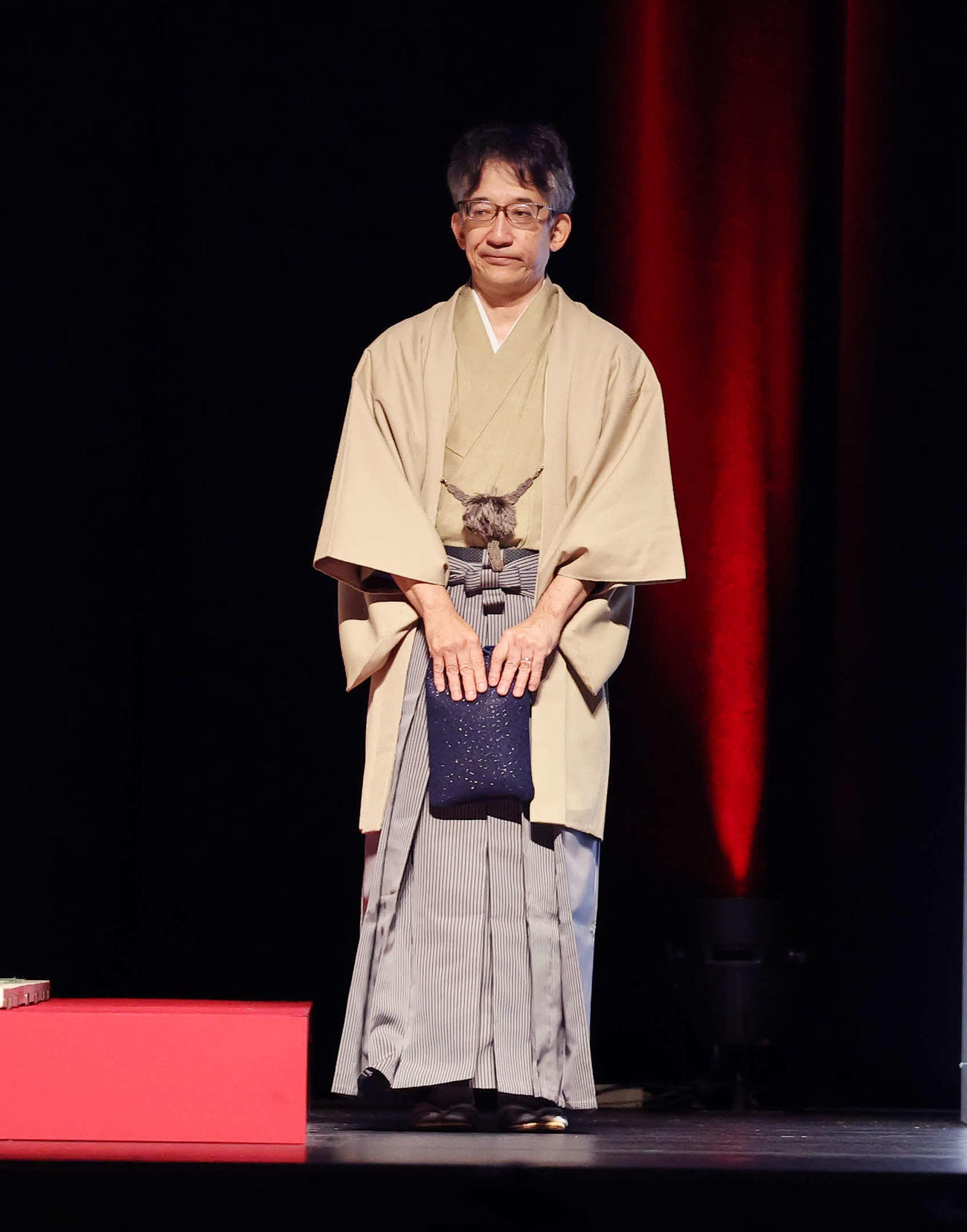 準決勝の対局に向かう佐藤九段（撮影・鈴木正人）
