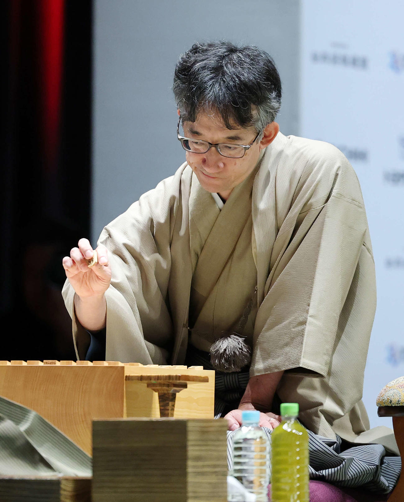 準決勝に臨む佐藤九段（撮影・鈴木正人）