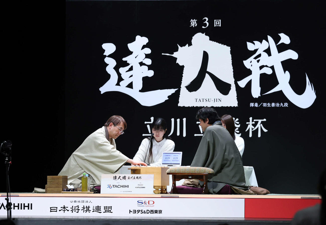 決勝に臨む羽生九段（左）と森内九段（撮影・鈴木正人）