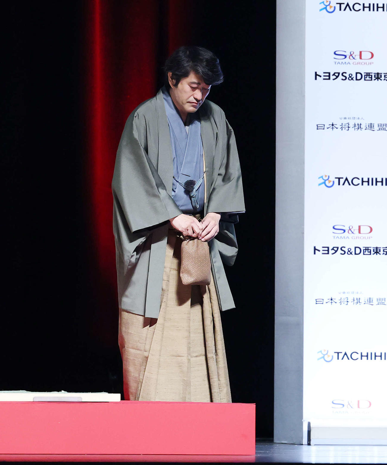決勝の対局に向かう森内九段（撮影・鈴木正人）