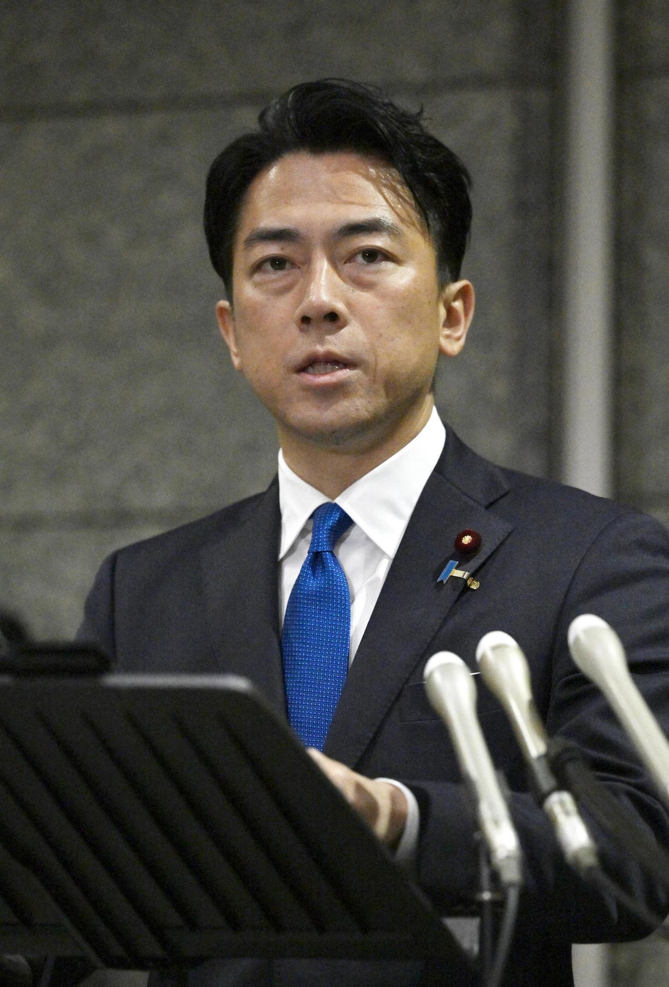 中国軍機が自衛隊機へレーダー照射したと発表する小泉防衛相（7日未明、防衛省＝共同）