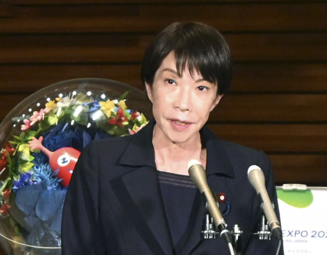青森県で震度6強を観測した地震を受け、記者団の取材に応じる高市首相（共同）