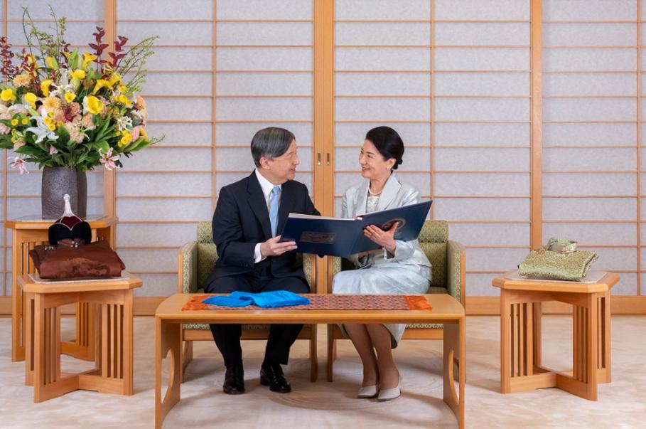 天皇陛下と談笑する皇后さま（宮内庁公式サイトから）
