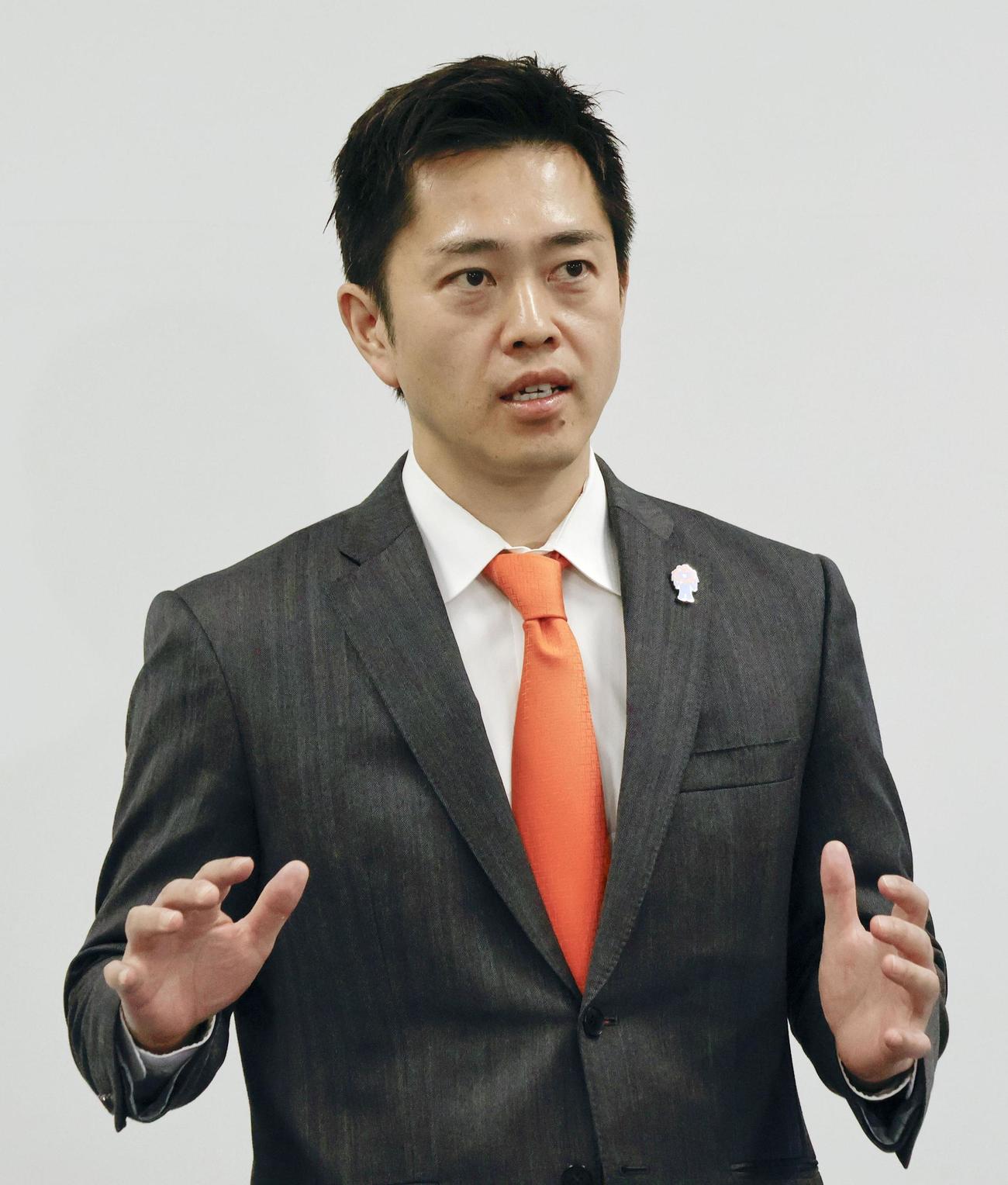 記者団の取材に応じる日本維新の会の吉村代表（共同）