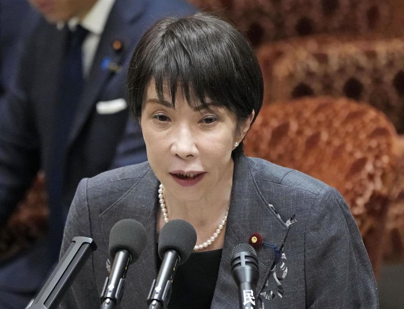 衆院予算委で答弁する高市首相（共同）