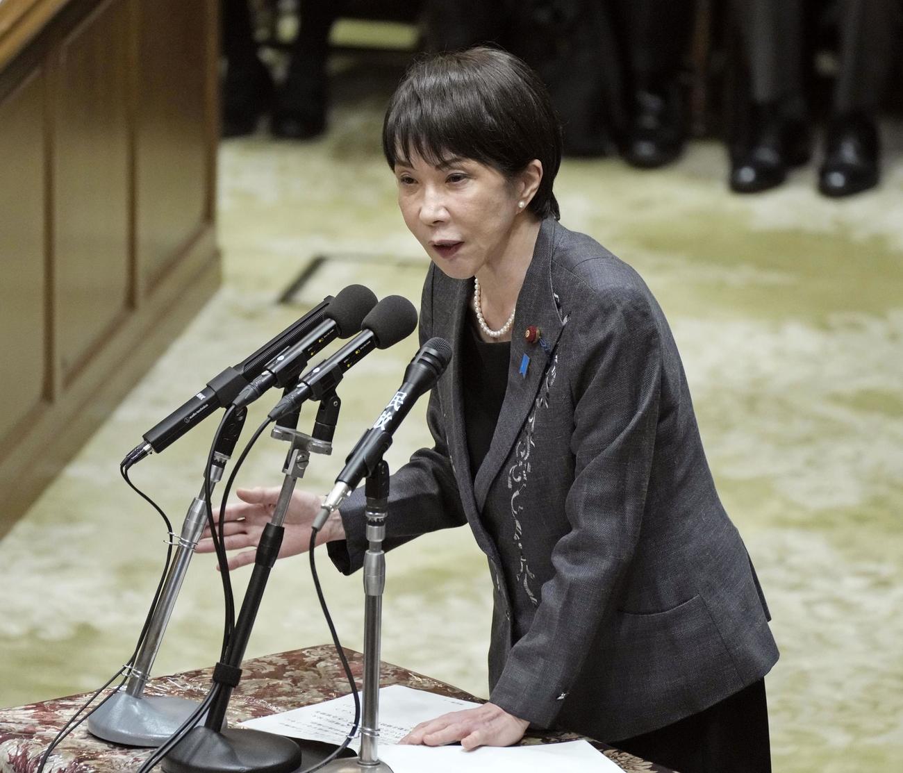 衆院予算委で答弁する高市首相（共同）