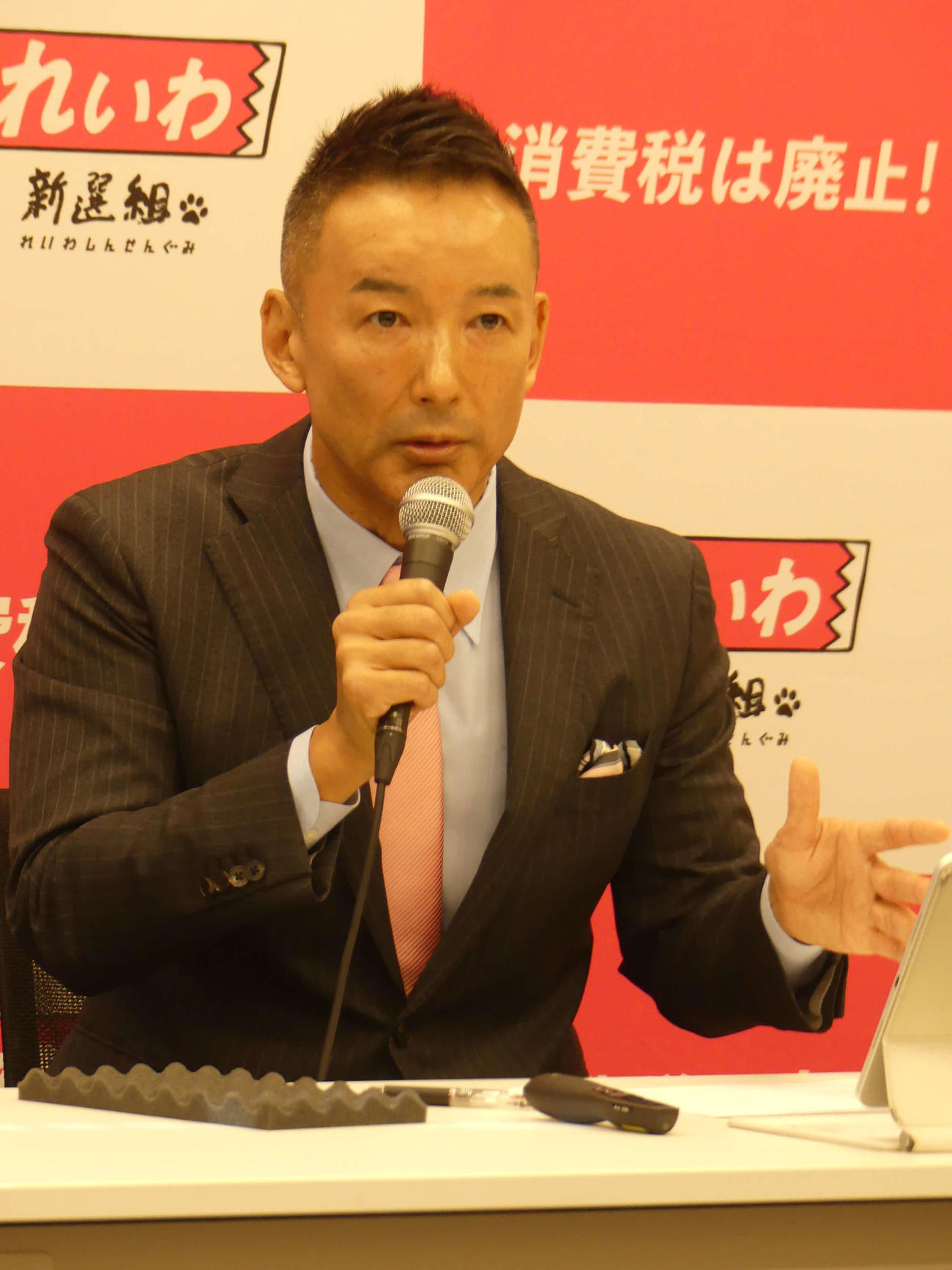 代表選で再び党代表に選ばれ記者会見に臨むれいわ新選組の山本太郎代表（撮影・中山知子）