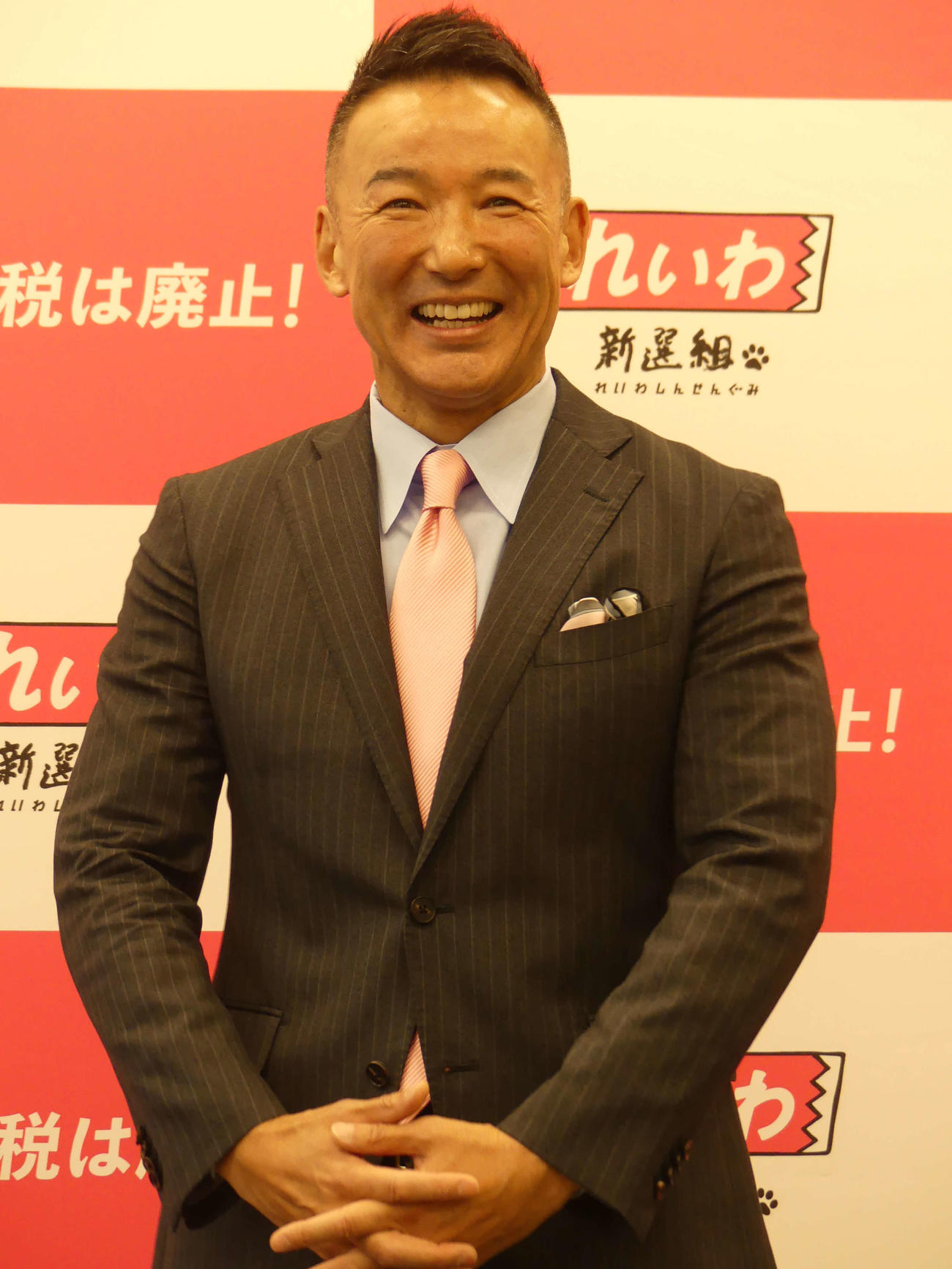 「顔が怖い」と言われることが多いとして「今日は笑顔で」と笑顔をみせるれいわ新選組の山本太郎代表（撮影・中山知子）