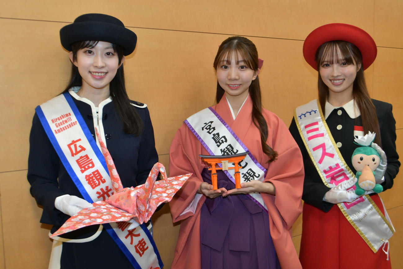 観光PRのため日刊スポーツ新聞社を訪れた広島観光親善大使の内藤陽まりさん、宮島観光親善大使の宮郷結愛さん、ミス岩国の岩本音葉さん（左から）