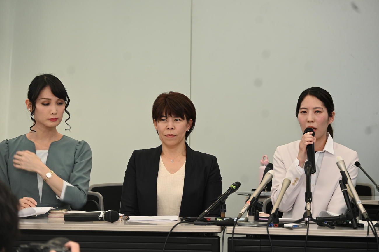 大阪市内で代理人弁護士とともに会見した福間香奈女流6冠（右）（撮影・松浦隆司）