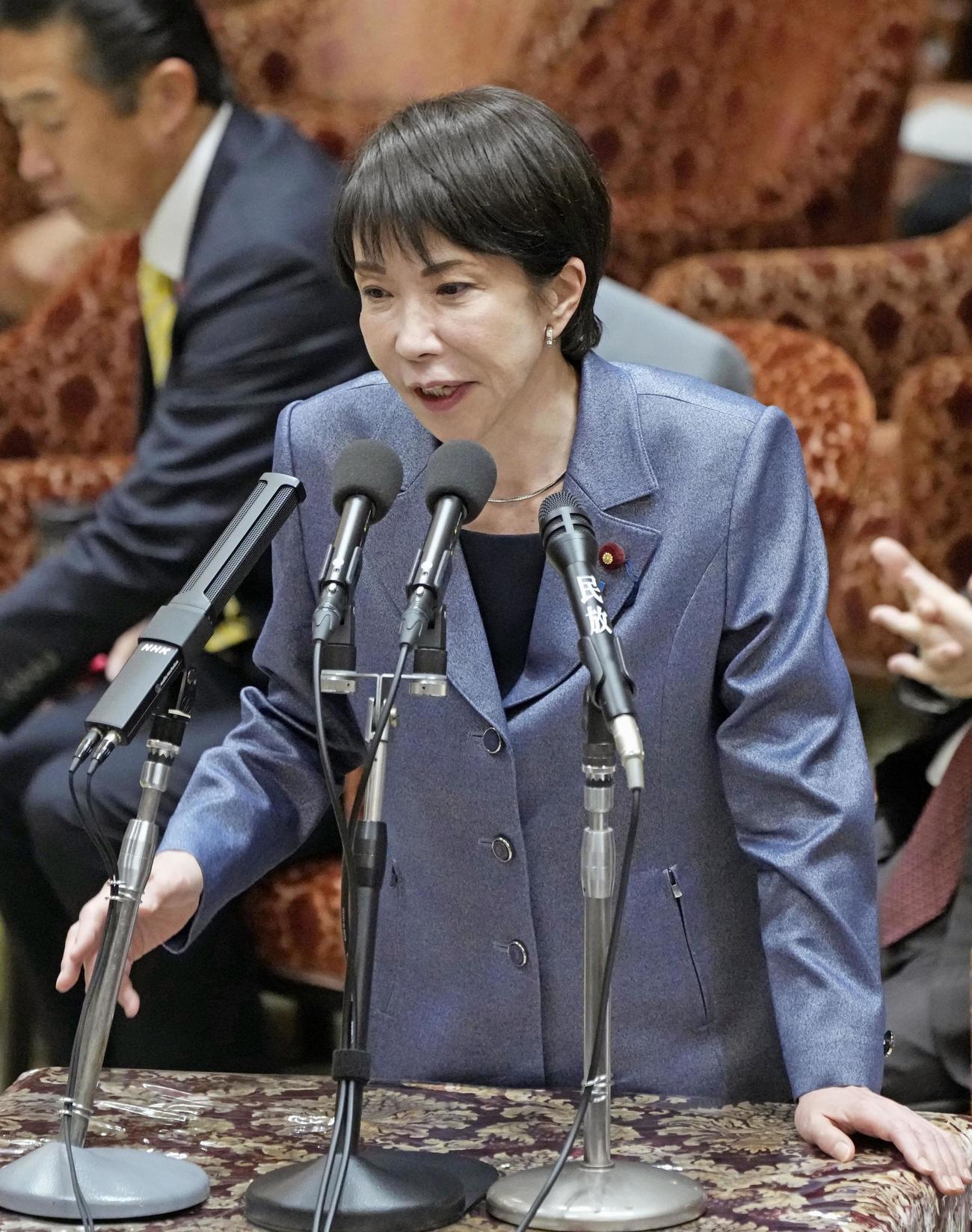 衆院予算委で答弁する高市首相（共同）