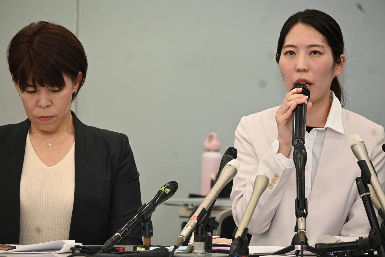 大阪市内で会見した福間香奈女流6冠（撮影・松浦隆司）