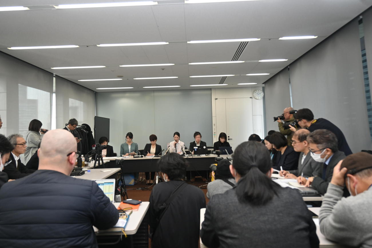 福間香奈女流6冠の会見には多くの報道陣が詰めかけた（撮影・松浦隆司）