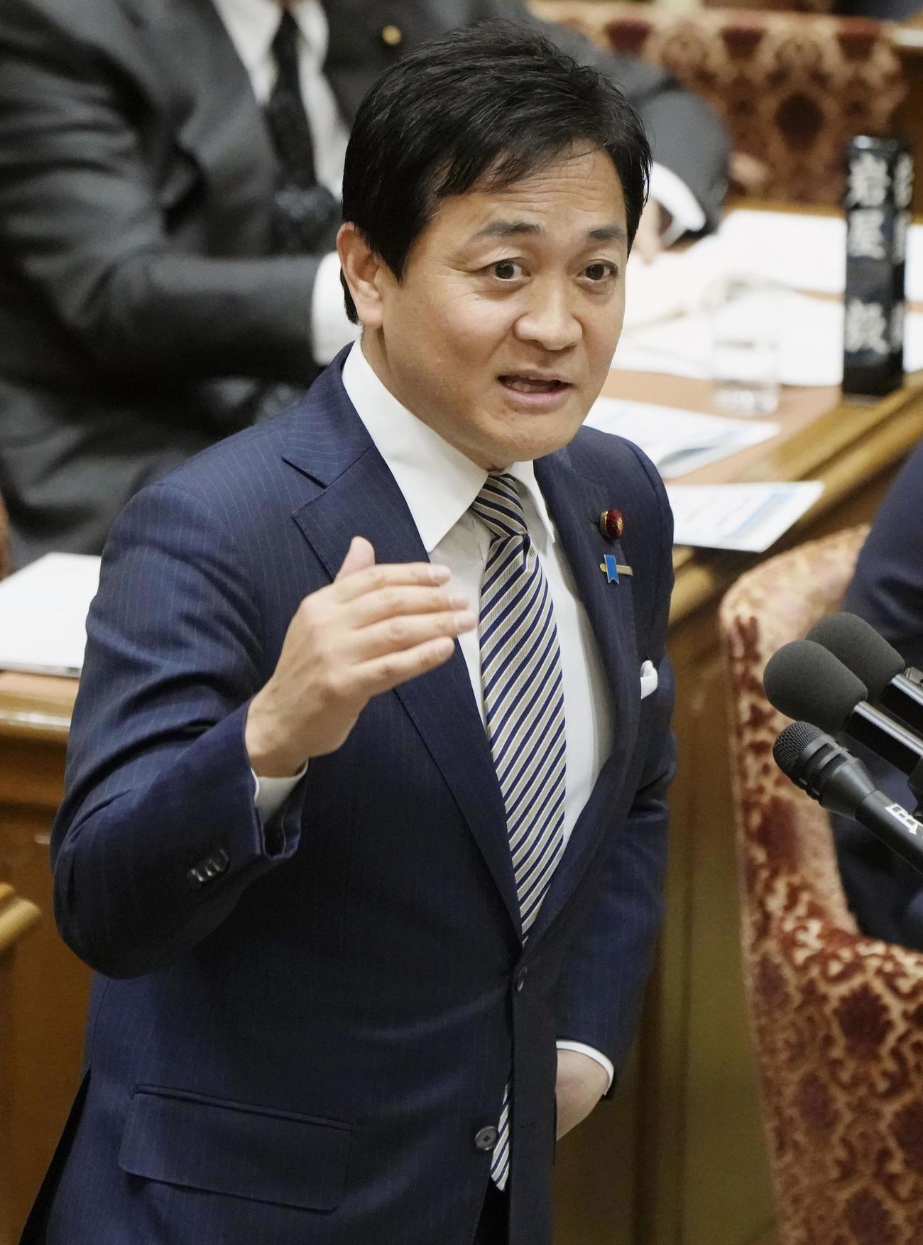 衆院予算委で質問する国民民主党の玉木代表（共同）
