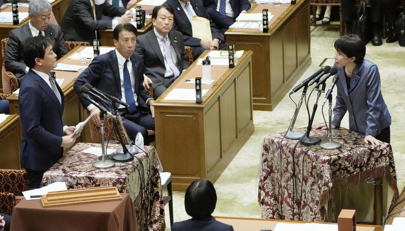 衆院予算委で国民民主党の玉木代表（左）の質問に答弁する高市首相（共同）