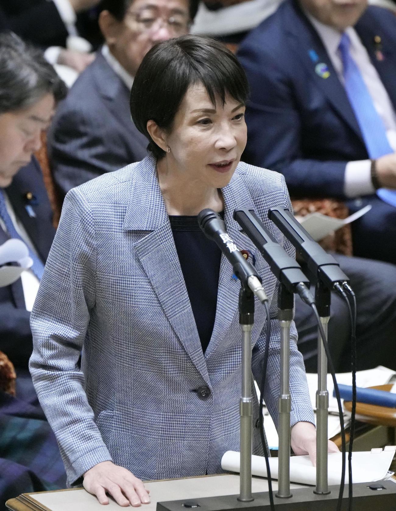 参院予算委で答弁する高市首相（共同）