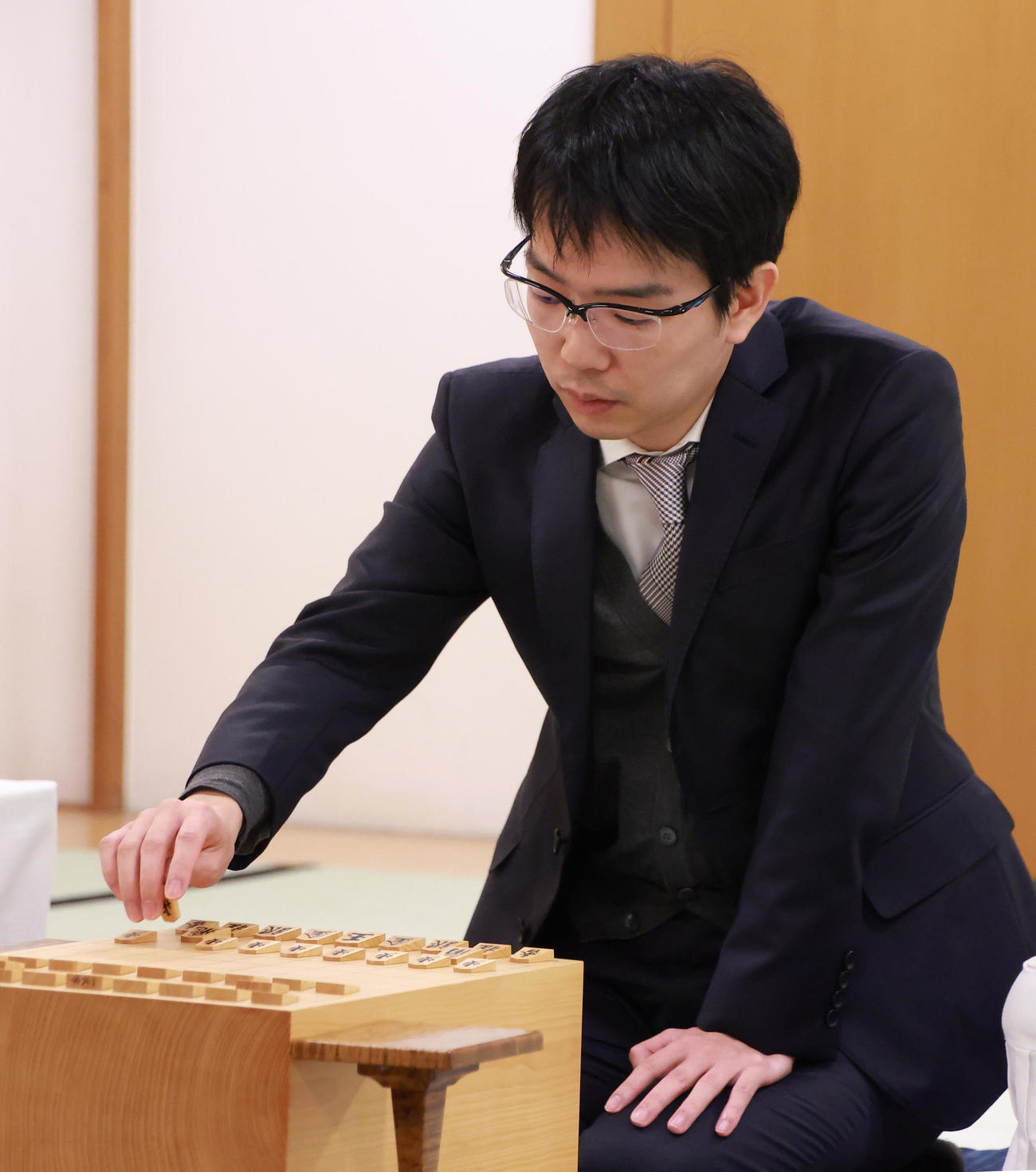 羽生善治九段と対局する豊島将之九段（撮影・中島郁夫）