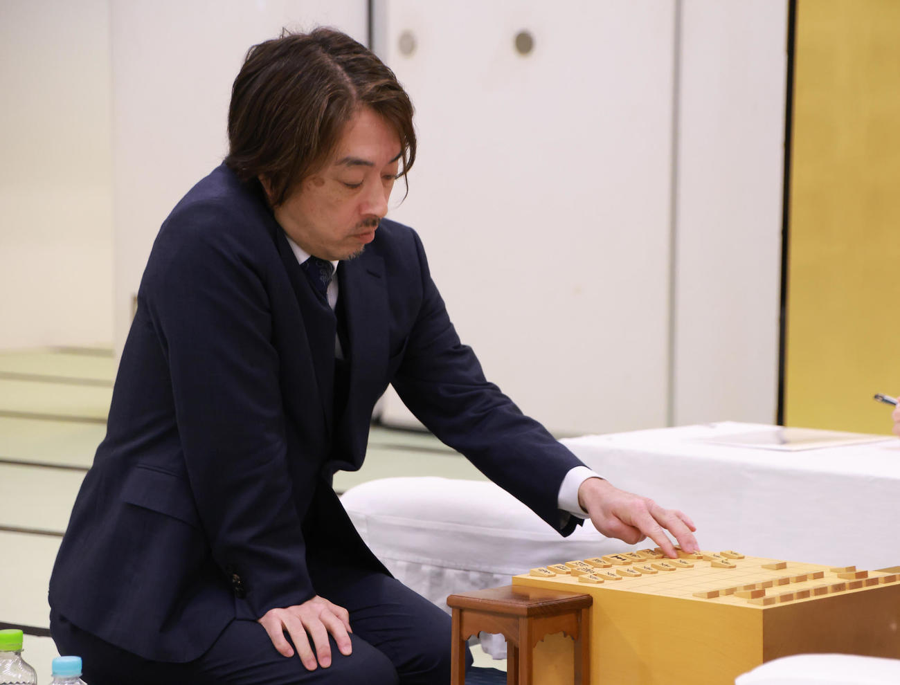 長谷部浩平五段と対局する久保利明九段（撮影・中島郁夫）
