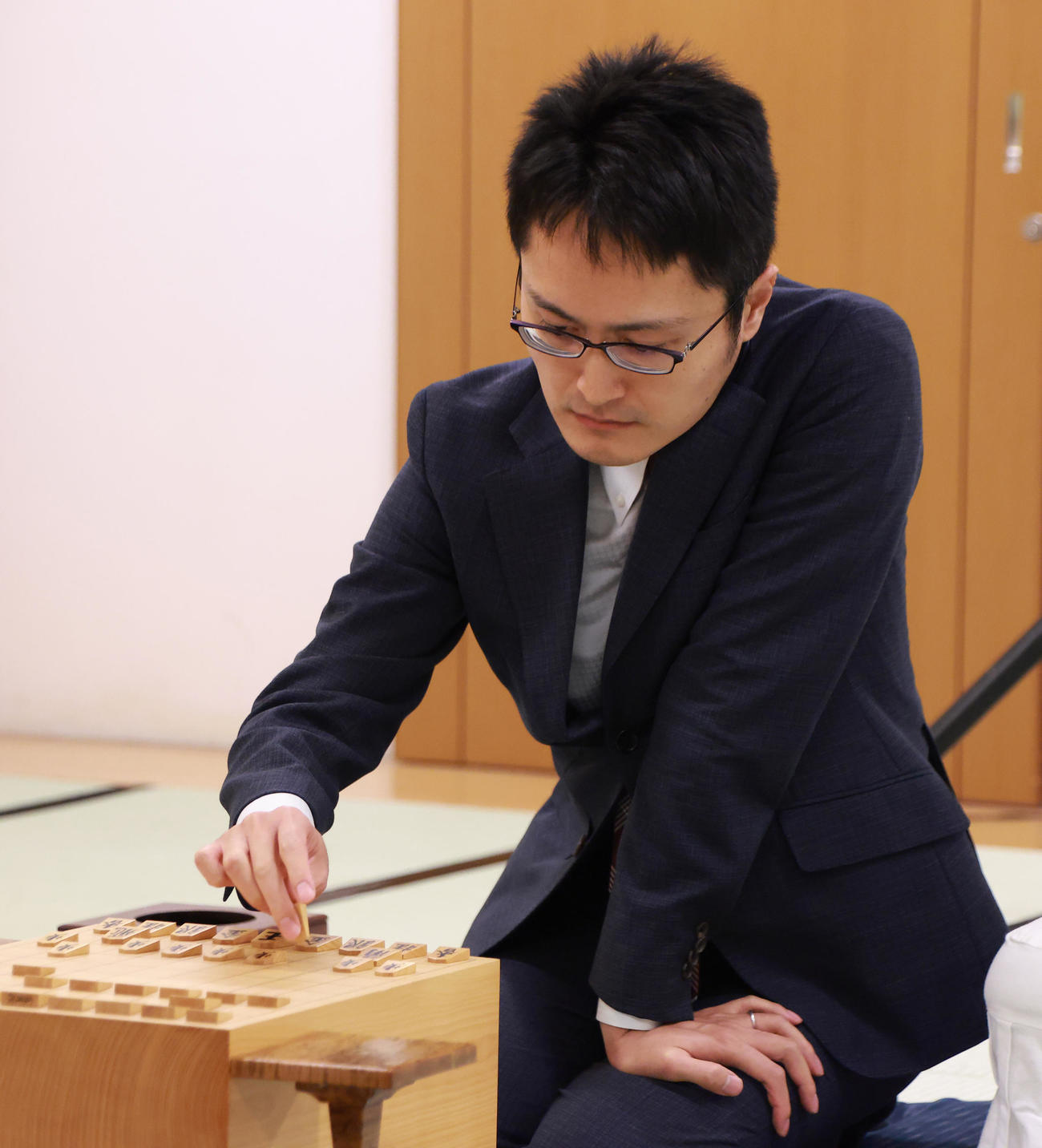 宮嶋健太四段と対局する稲葉陽八段（撮影・中島郁夫）