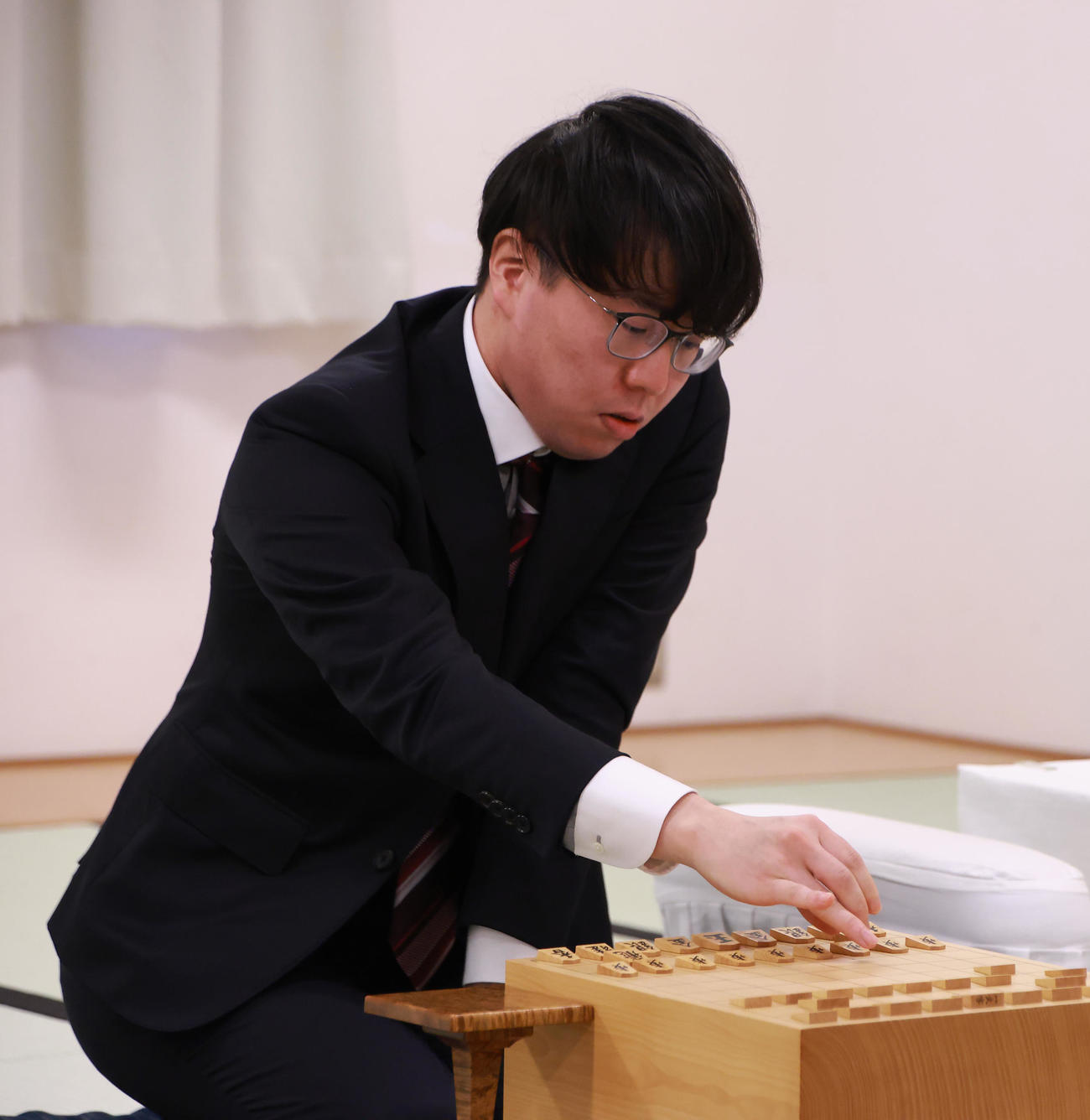 稲葉陽八段と対局する宮嶋健太四段（撮影・中島郁夫）