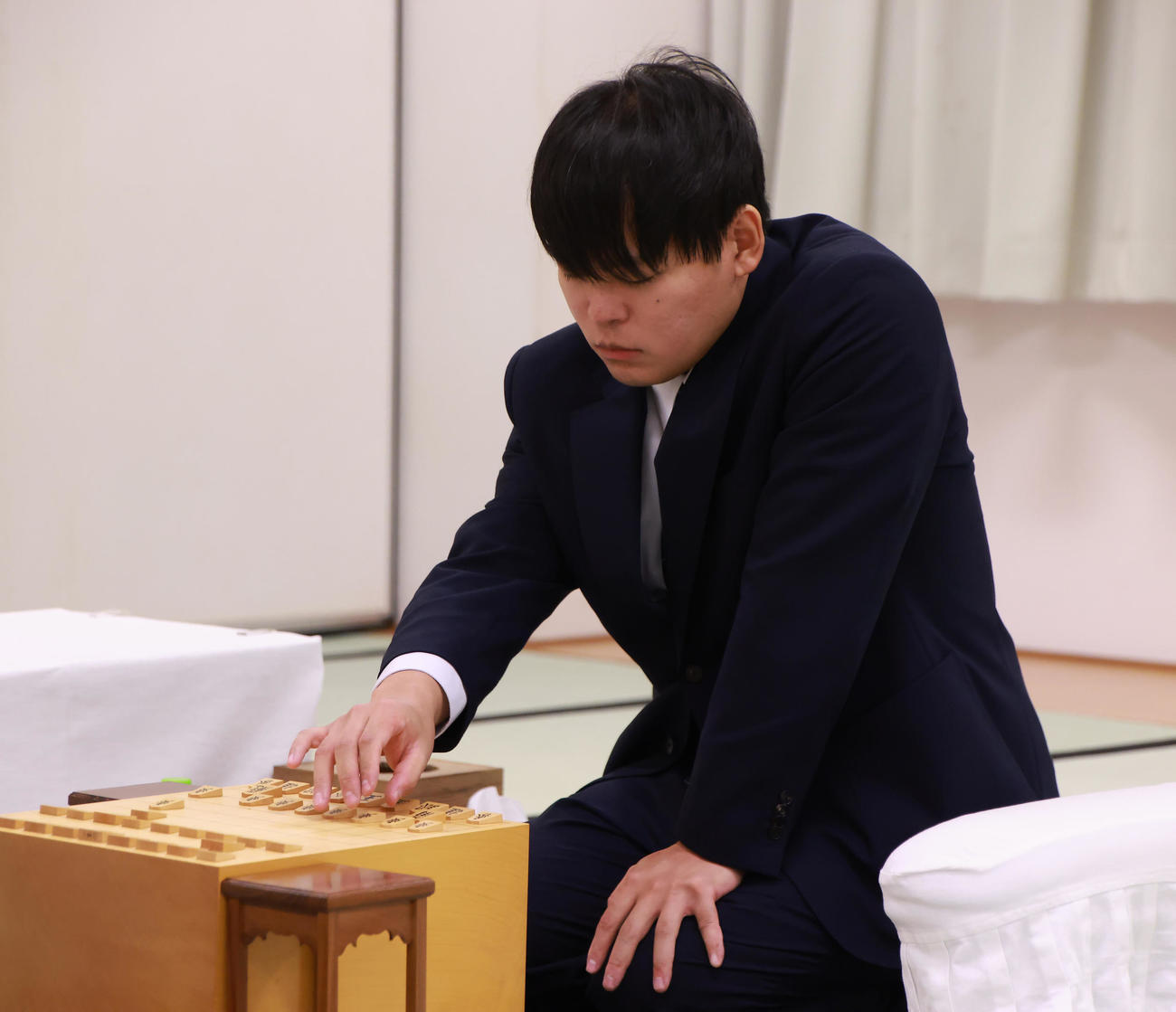 久保利明九段と対局する長谷部浩平五段（撮影・中島郁夫）