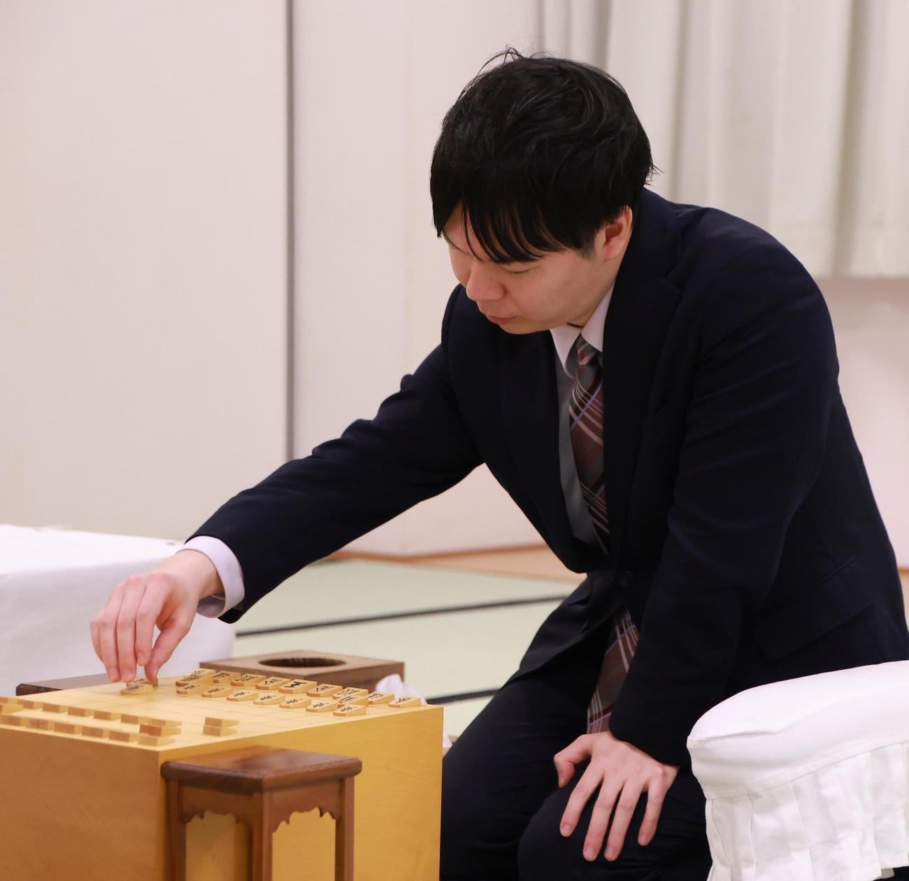 上野裕寿五段と対局する髙見泰地七段（撮影・中島郁夫）