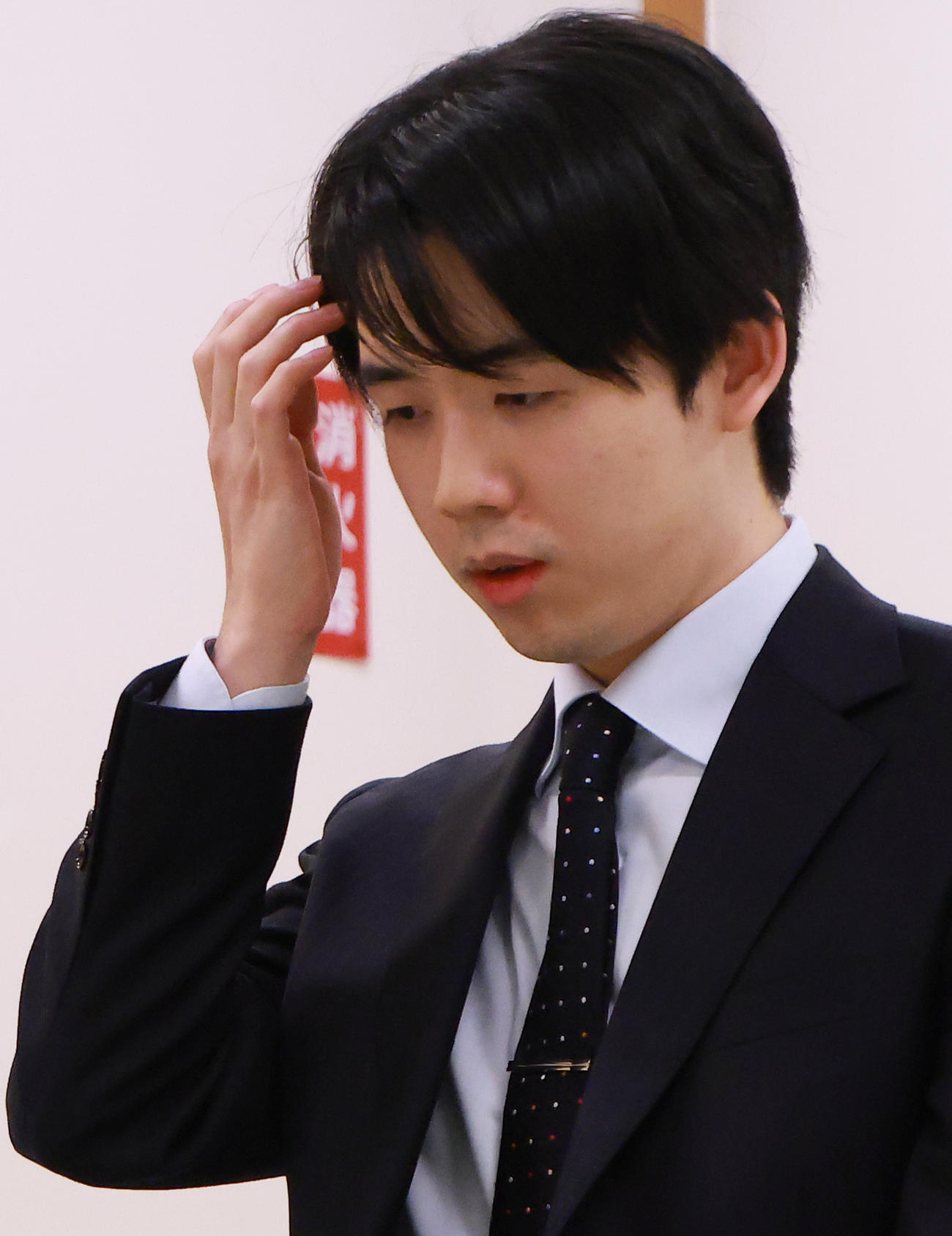 髪を直す藤井聡太6冠（撮影・中島郁夫）