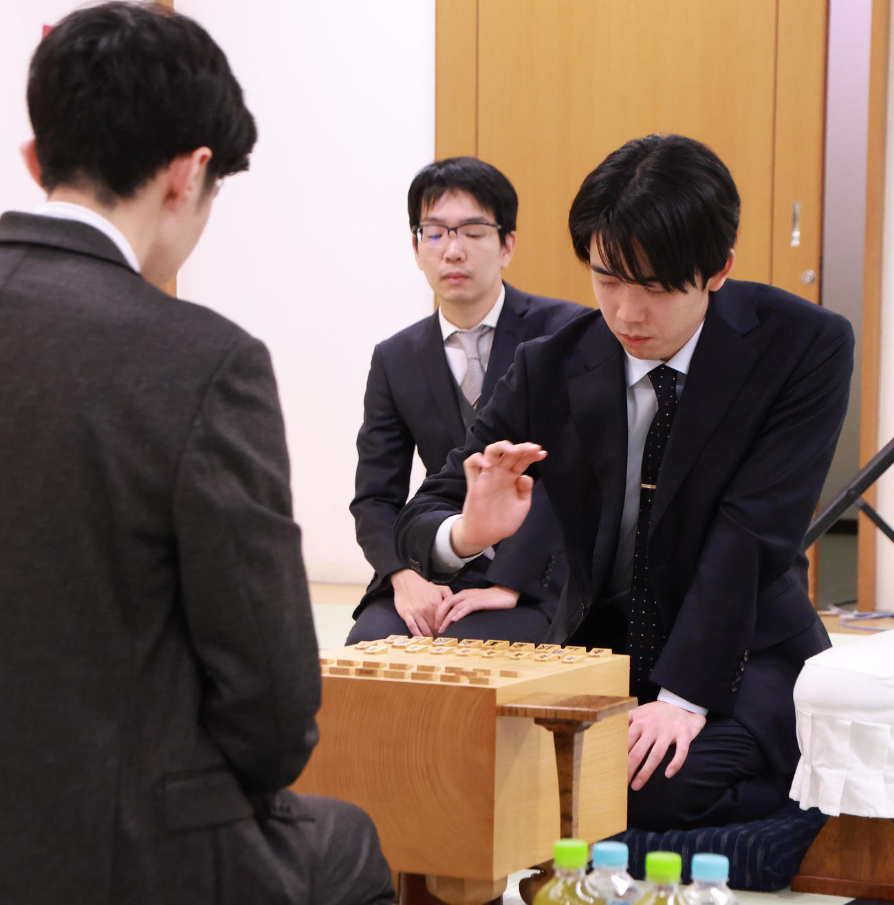 リレー将棋で豊島将之九段（中央）と組む藤井聡太6冠。左は中村太地八段（撮影・中島郁夫）