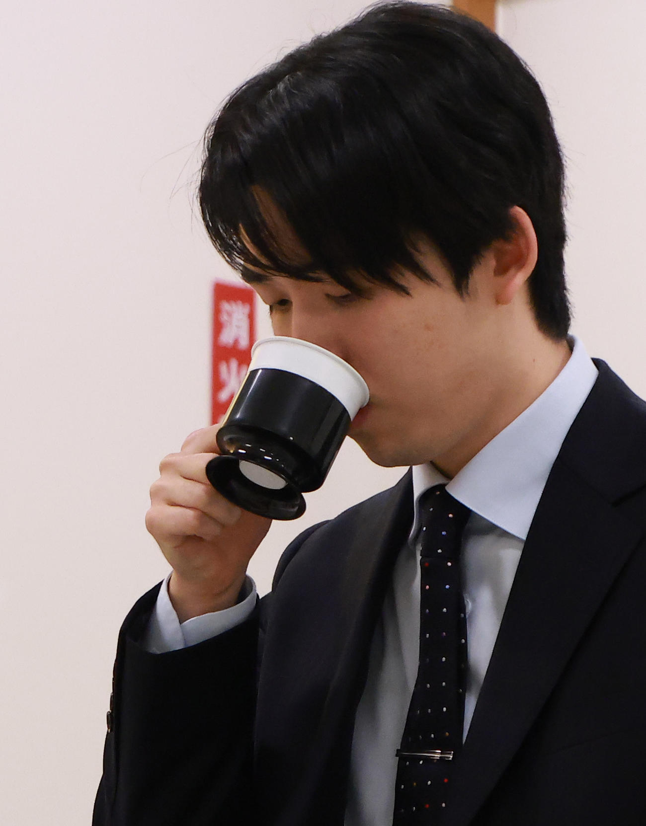 のどを潤す藤井聡太6冠（撮影・中島郁夫）