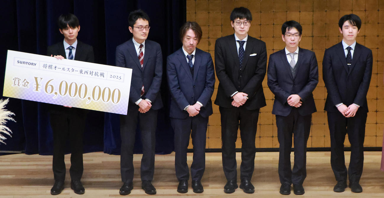 SUNTORY将棋オールスター東西対抗戦2025を制した西軍。左から上野裕寿五段、稲葉陽八段、久保利明九段、山崎隆之九段、豊島将之九段、藤井聡太6冠（撮影・中島郁夫）
