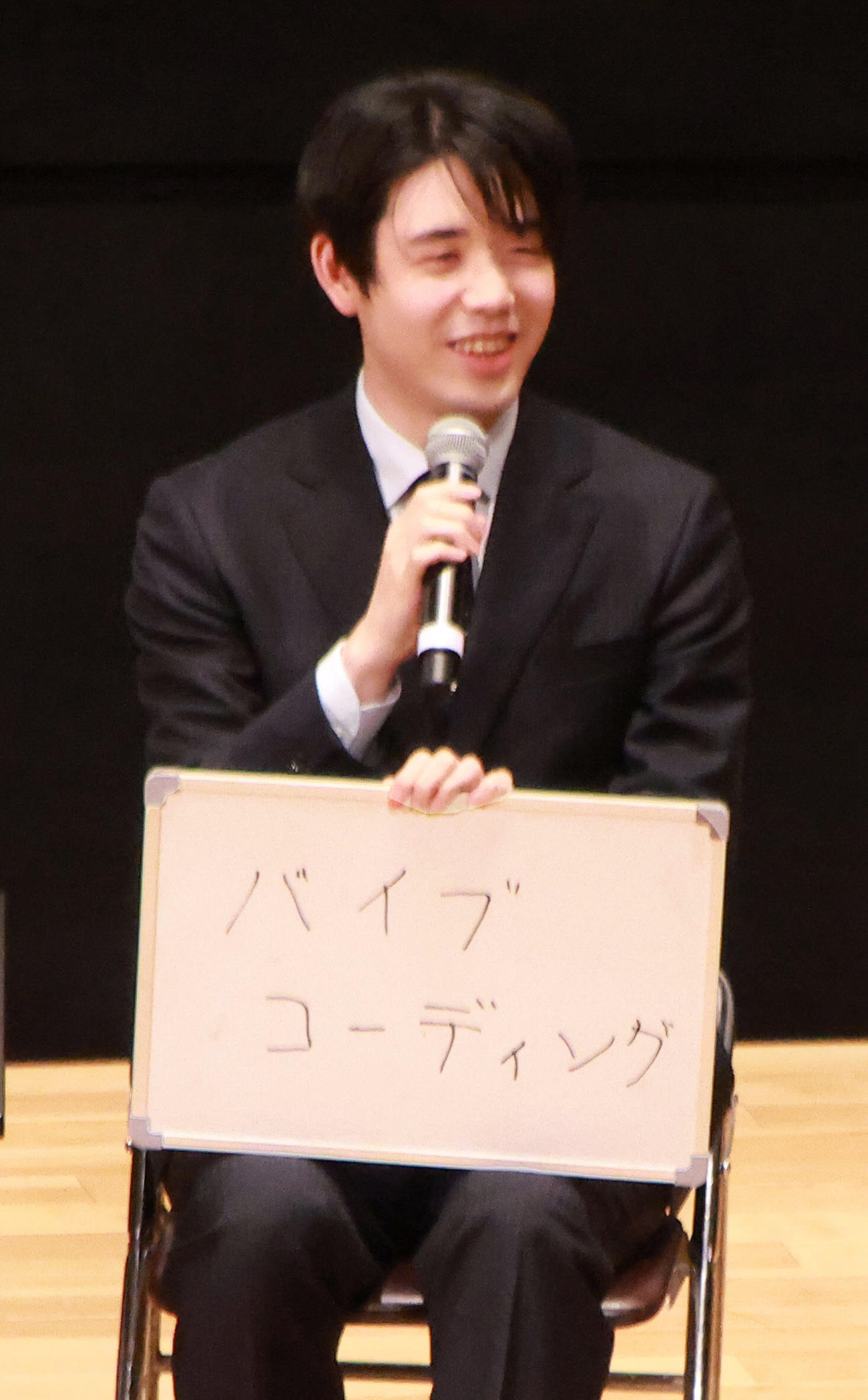 AIバイブコーディングに興味を示す藤井聡太6冠先（撮影・中島郁夫）