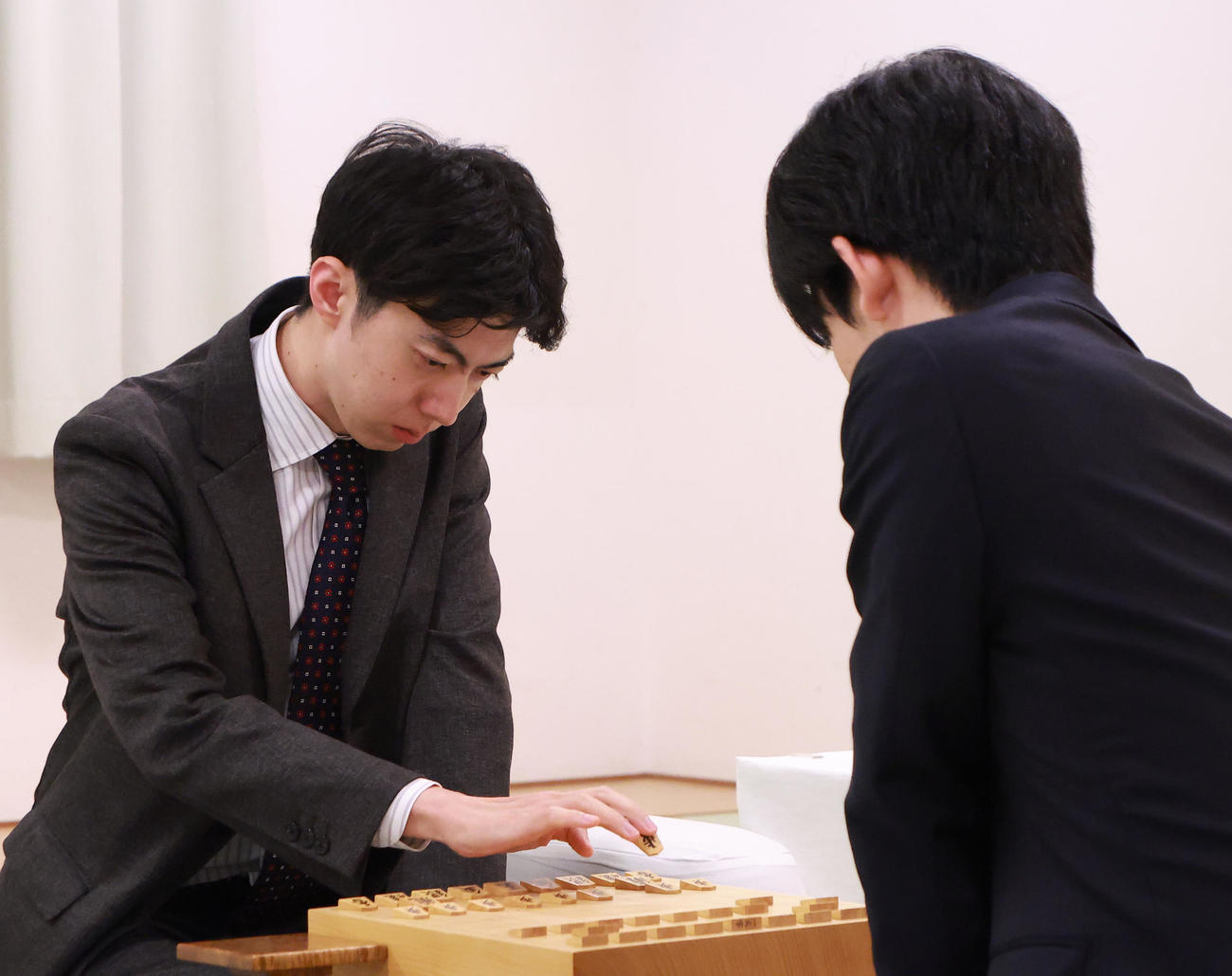 藤井聡太6冠（右）と対局する中村太地八段（撮影・中島郁夫）