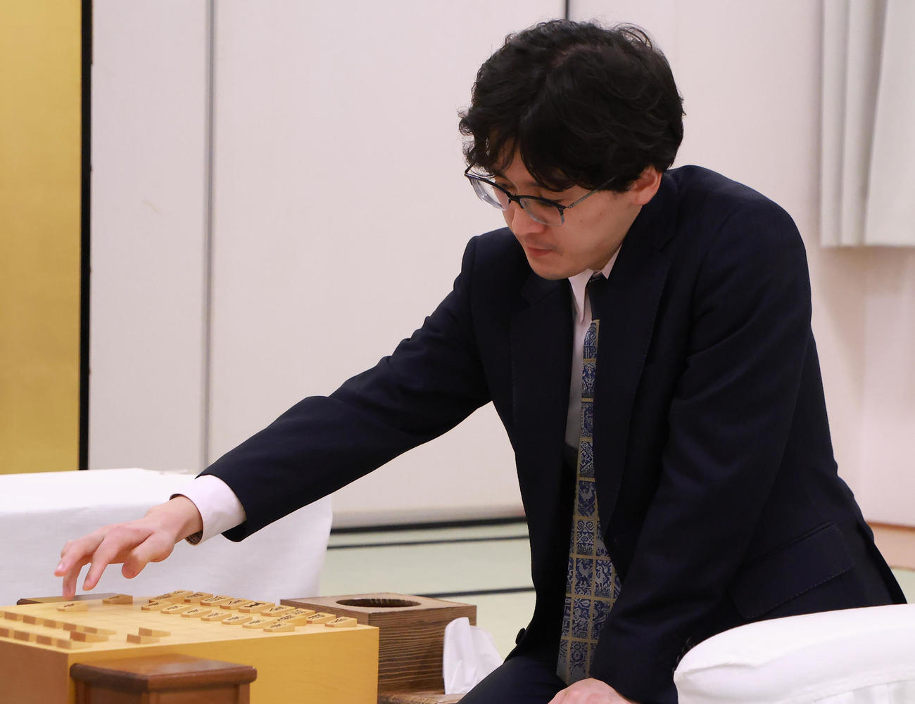 山崎隆之九段と対局する伊藤匠2冠（撮影・中島郁夫）