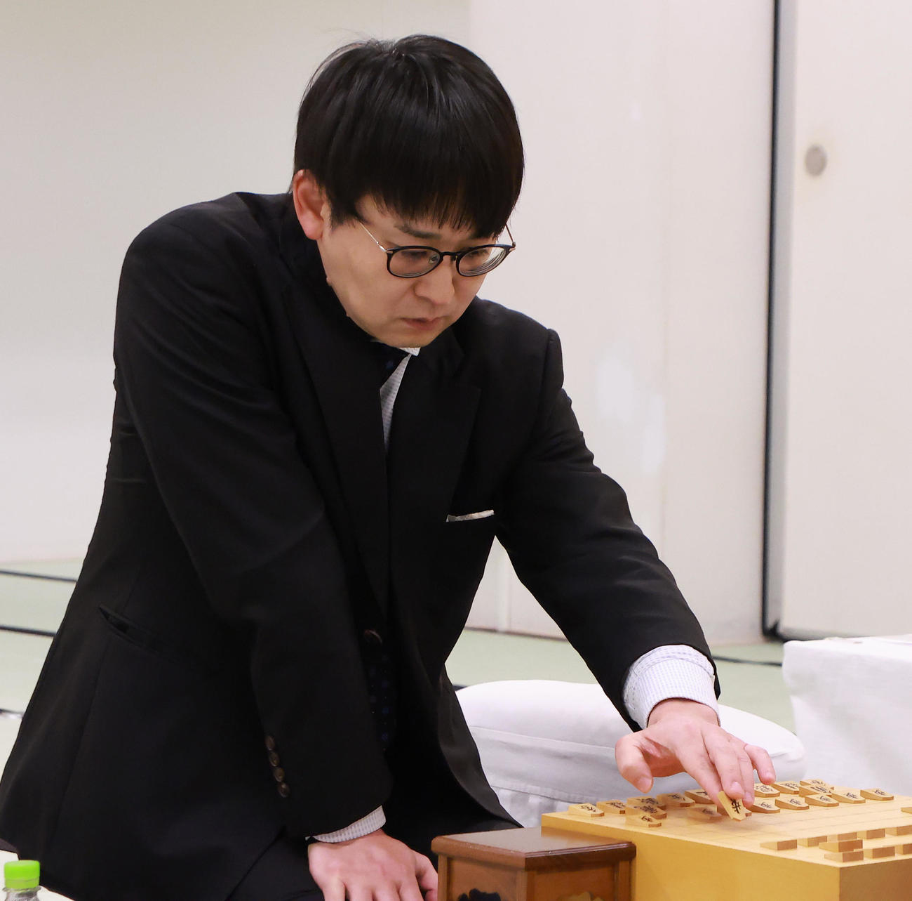 伊藤匠2冠と対局する山崎隆之九段（撮影・中島郁夫）