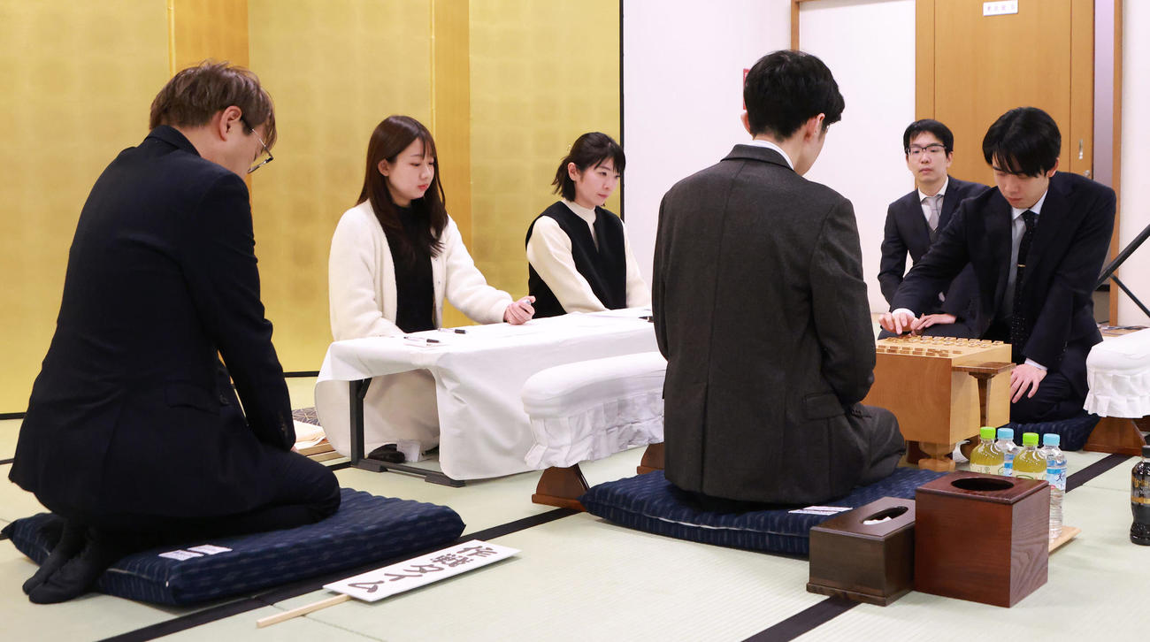 リレー将棋で対局する、左から羽生善治九段、中村太地八段、豊島将之九段、羽生善治九段（撮影・中島郁夫）