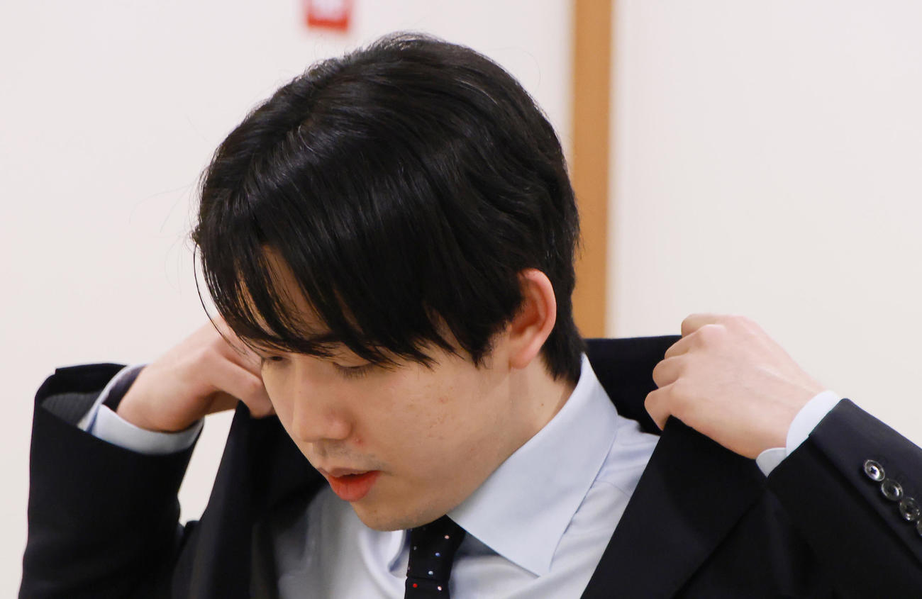 ジャケットを直す藤井聡太6冠（撮影・中島郁夫）