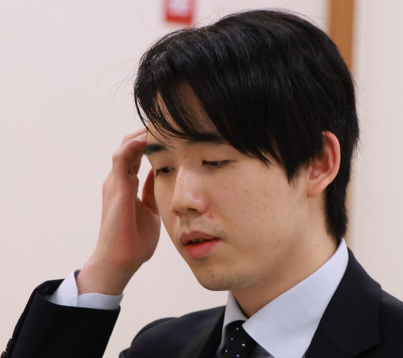 髪を直す藤井聡太6冠（撮影・中島郁夫）