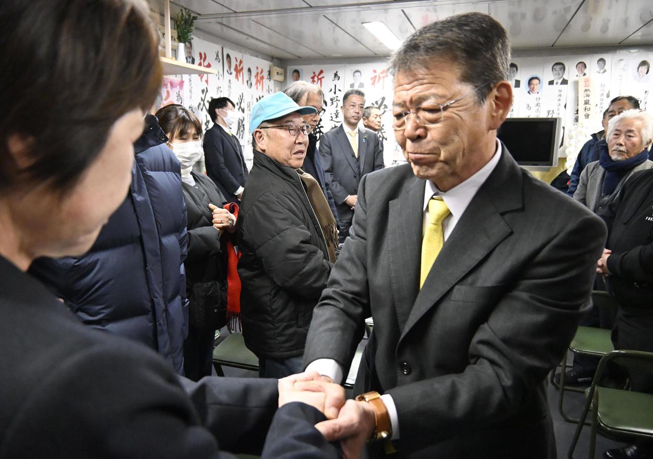 静岡県伊東市長選で敗北が決まり、厳しい表情で握手を交わす小野達也氏（共同）