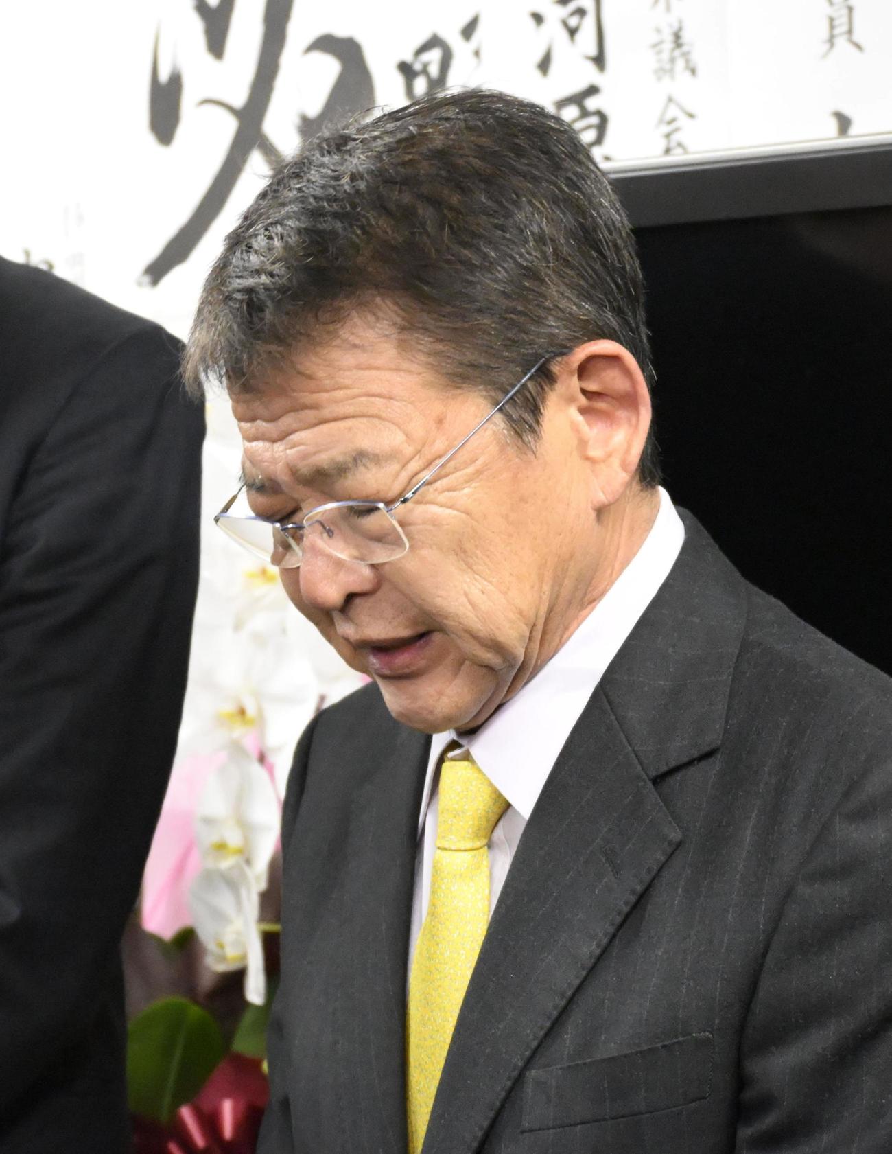 静岡県伊東市長選で敗北が決まり、記者団の取材に応じる小野達也氏（共同）