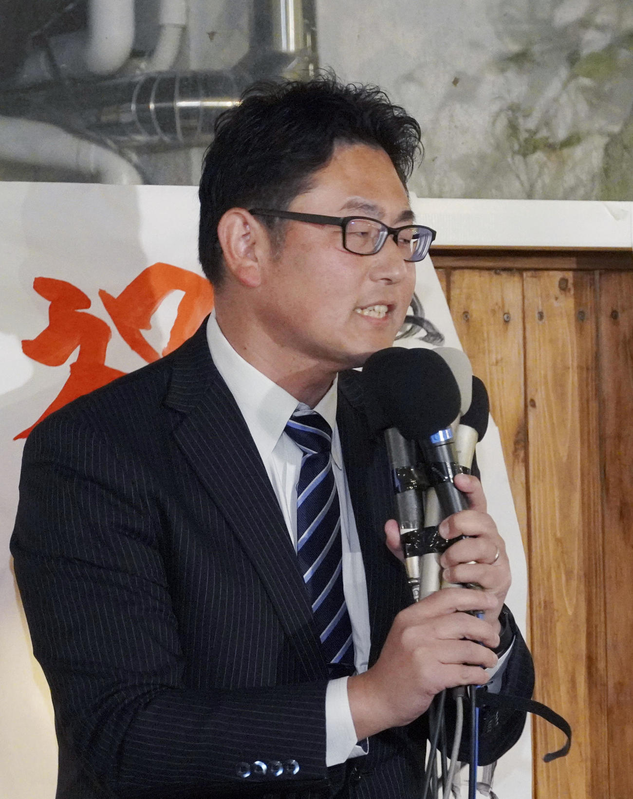 静岡県伊東市長選で当選を決め、支持者らに意気込みを語る杉本憲也氏（共同）