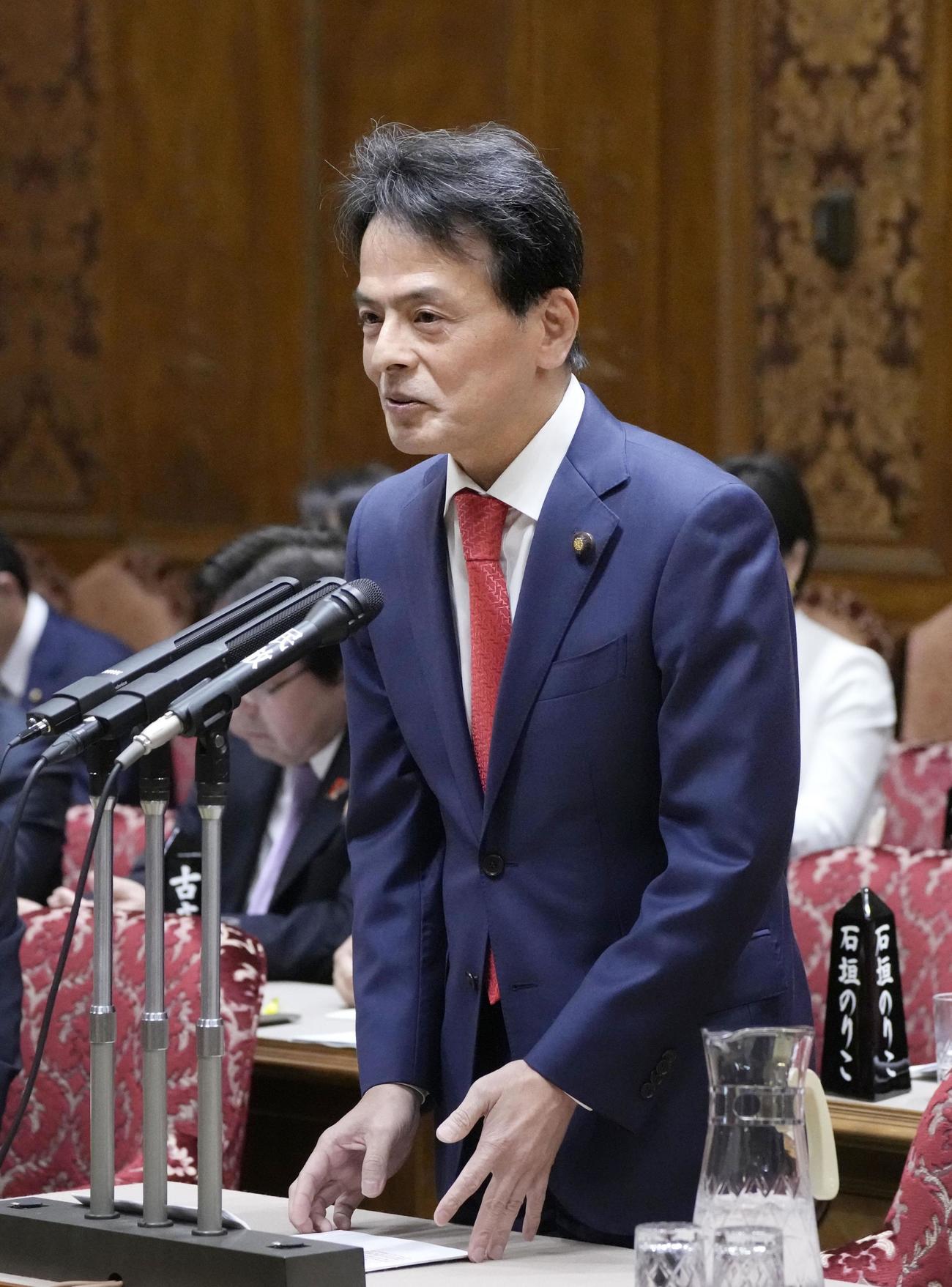 参院予算委で質問する日本維新の会の片山大介氏＝15日午前（共同）