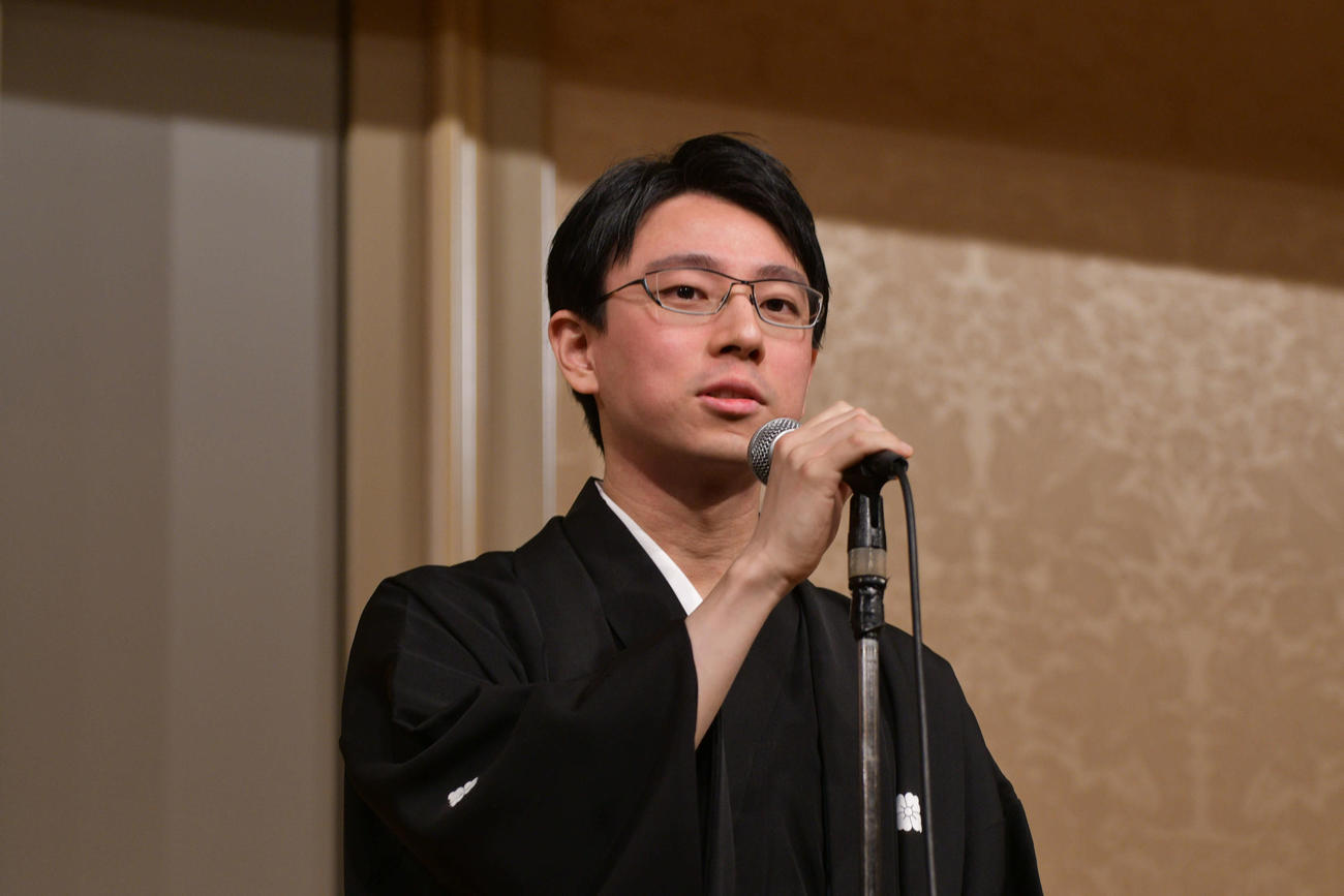 就位式で謝辞を述べる一力遼名人
