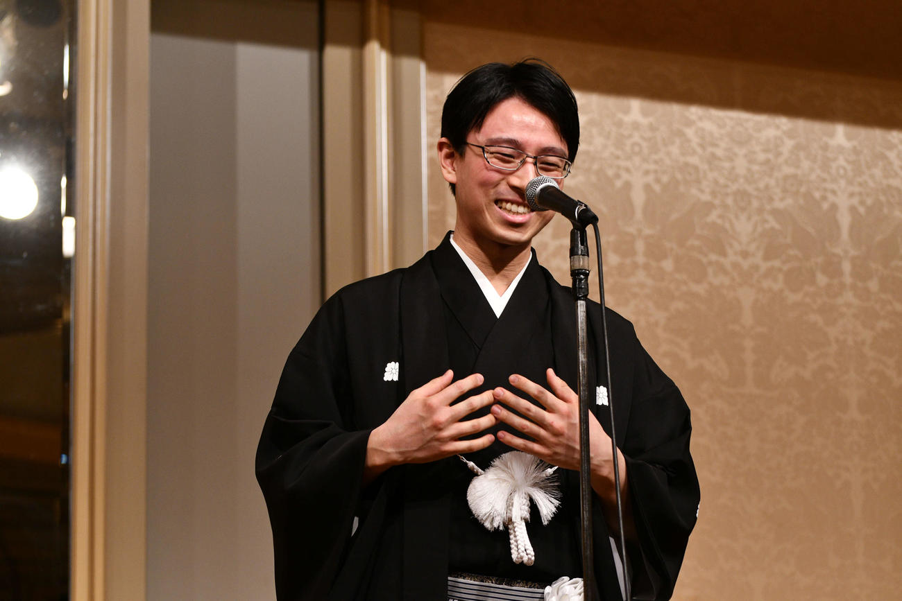 就位式の謝辞でカツカレーのエピソードを笑顔で披露した一力遼名人