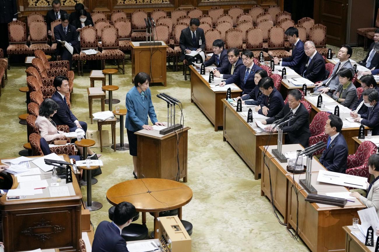 参院予算委の集中審議で答弁する高市首相（共同）