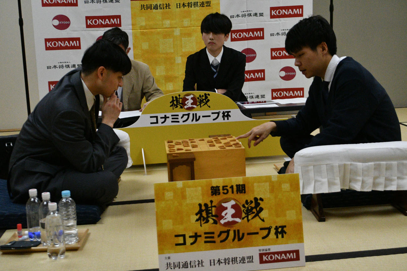 藤井聡太棋王への挑戦権を争う棋王戦挑戦者決定戦は昨年に続いて斎藤明日斗六段（左）を下した増田康宏八段（右）が2年連続2回目の挑戦権を獲得