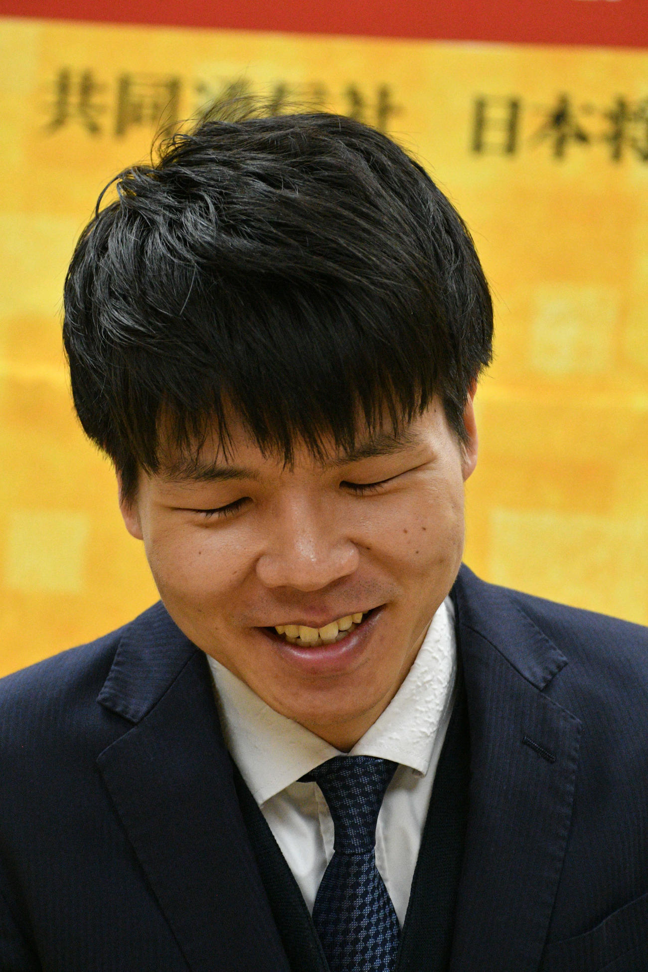 2年連続2回目の挑戦権を獲得して会見で笑顔を見せる増田康宏八段