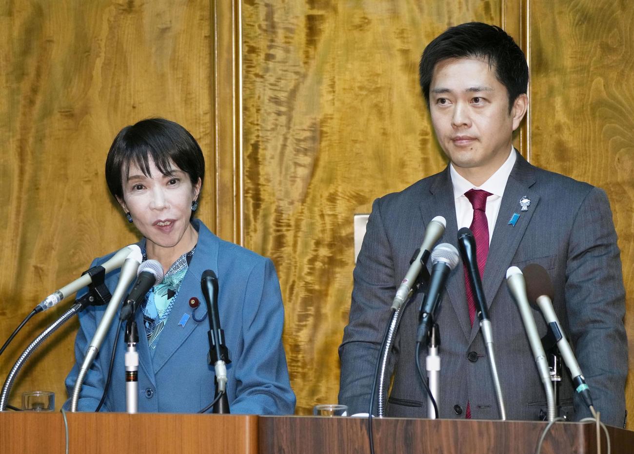 会談後、記者会見する高市首相（左）と日本維新の会の吉村代表＝16日午後、国会（共同）